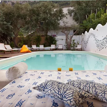 וילה Sleeps 10 With Pool Air Con And Wifi נראנו