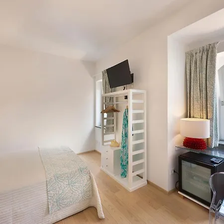 Sleeps 10 With Pool Air Con And Wifi וילה נראנו