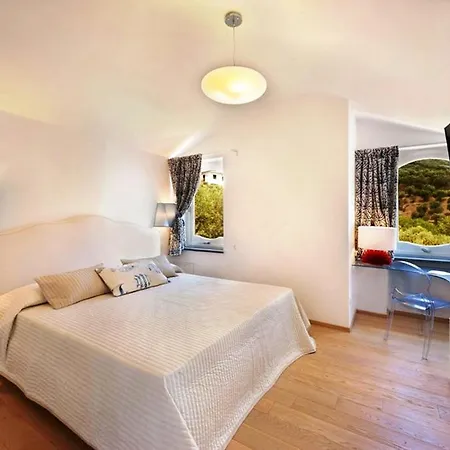וילה Sleeps 10 With Pool Air Con And Wifi