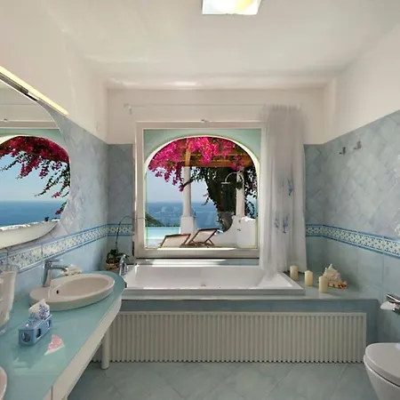Sleeps 10 With Pool Air Con And Wifi נראנו
