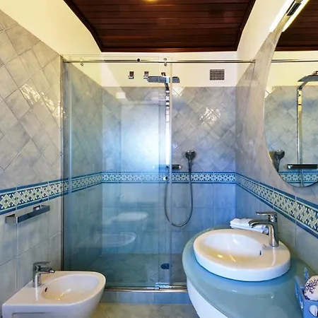 וילה Sleeps 10 With Pool Air Con And Wifi נראנו